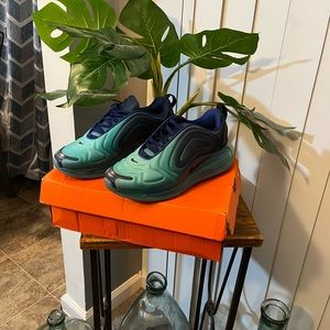 Nike 720 Air Max Women size 7